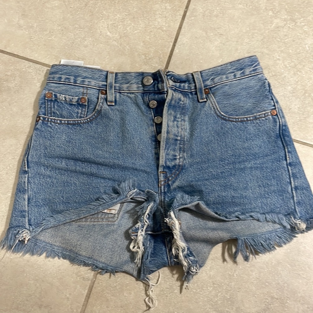 Levi’s shorts - Picture 3 of 5